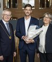Billede af Rektor Brian Bech Nielsen, postdoc Morten Maigaard og prorektor Berit Eika.