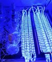 [Translate to English:] Laboratorie-opsætning af lys-inkubator. Her ses to forskellige eksperimentelle opsætninger med blåt lys. Foto: Jingbo Li, MIT.