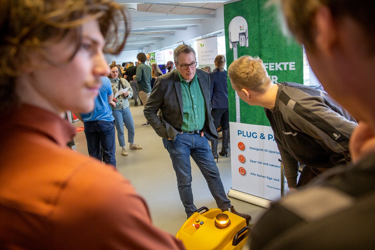 Dekan Eskild Holm Nielsen deltog på P-dag på Katrinebjerg, hvor han mødte både studerende og virksomheder. Foto: Lars Kruse.