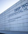 En betonbygning med teksten Deep Tech Experimental Hub
