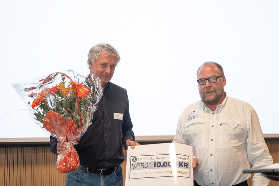 Professor Stiig Markager (tv) modtager Danmarks Sportsfiskerforbunds Natur- og Miljøpris 2020. (Foto: Danmarks Sportsfiskerforbund)