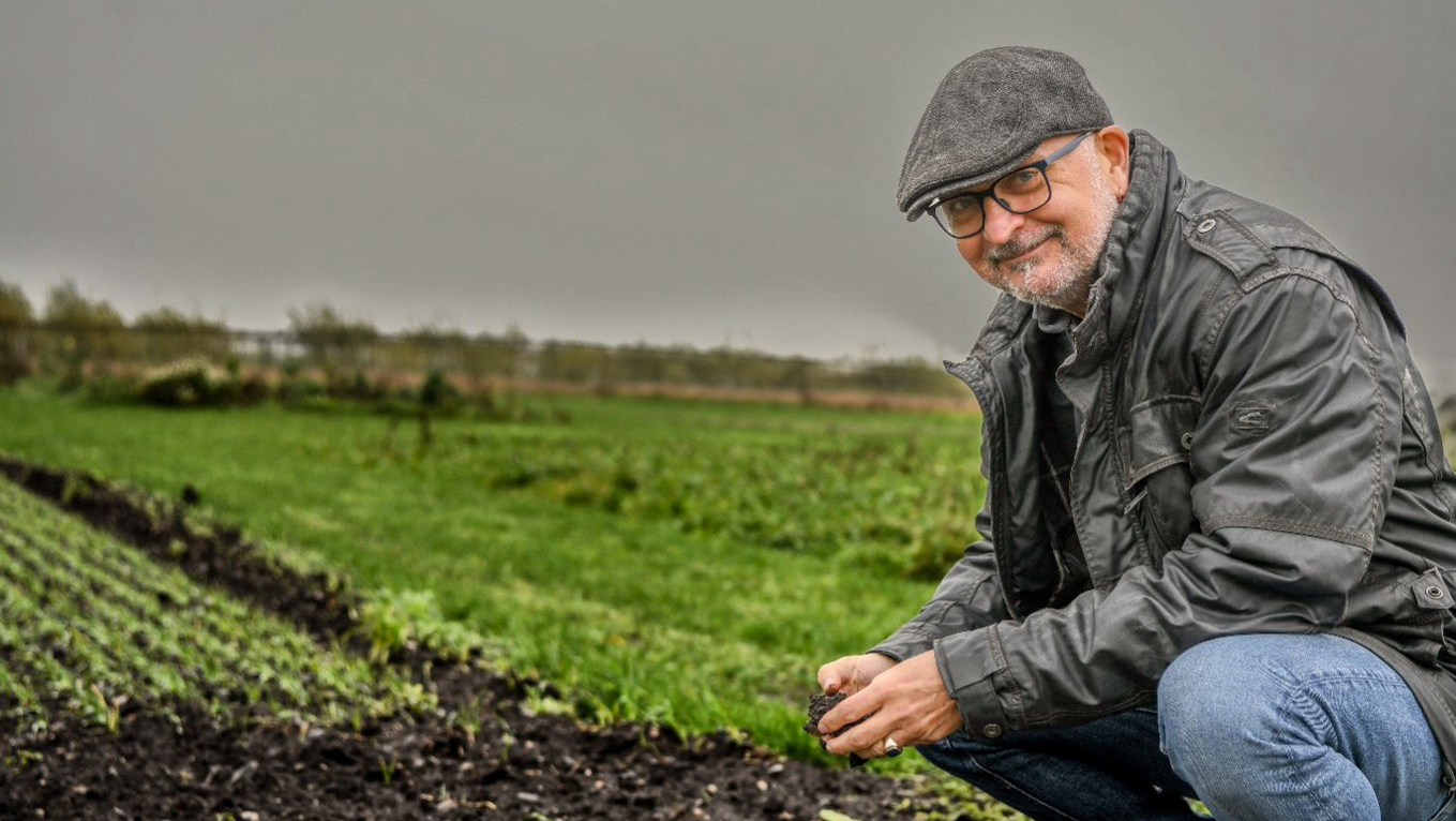 Professor Mogens H. Greve quite literally has his hands in the soil.